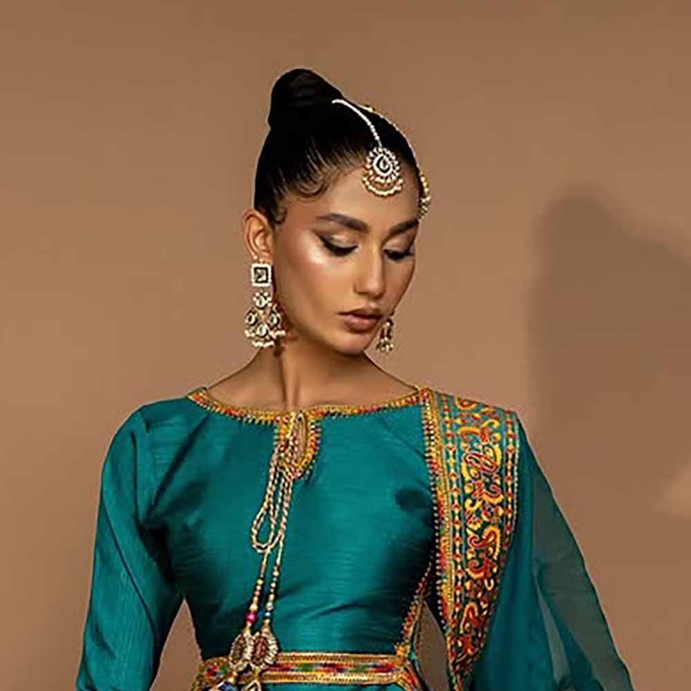 LIZA EARRINGS AND TIKKA EMERALD GREEN